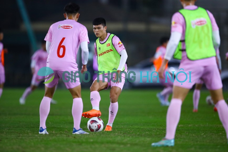 HLV Philippe Troussier bo sung cau thu U23 trong buoi tap cua tuyen Viet Nam - Hinh anh 10