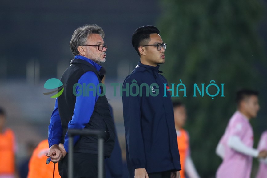 HLV Philippe Troussier bo sung cau thu U23 trong buoi tap cua tuyen Viet Nam - Hinh anh 2