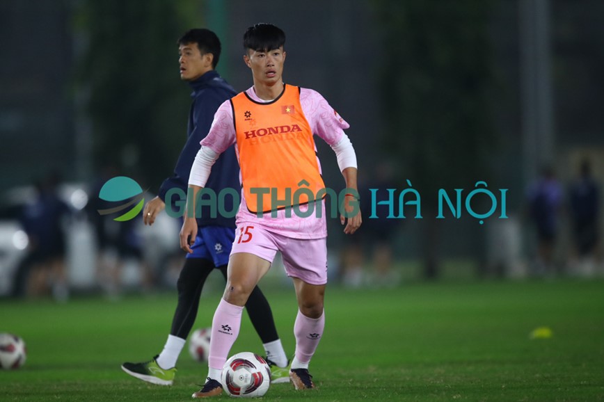 HLV Philippe Troussier bo sung cau thu U23 trong buoi tap cua tuyen Viet Nam - Hinh anh 6