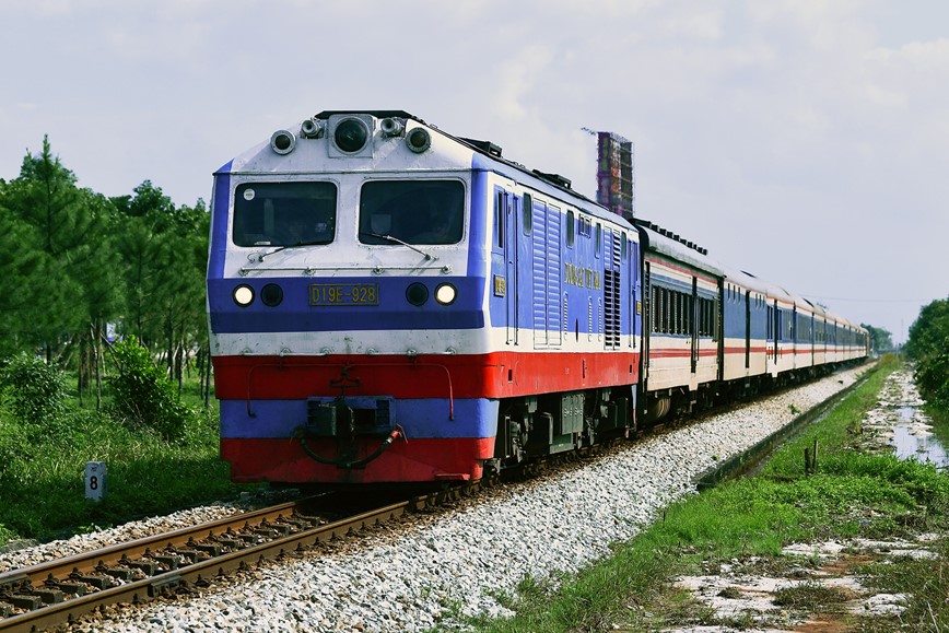 Nganh duong sat duoc giao che tao doan tau chay voi toc do tren 100km/h - Hinh anh 1