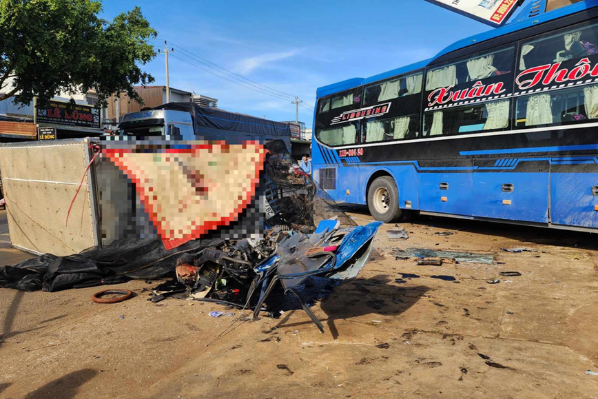 Tai nan giao thong moi nhat hom nay (9/1/2024): Xe container om cua cuon xe may vao gam khien nguoi phu nu tu vong - Hinh anh 3