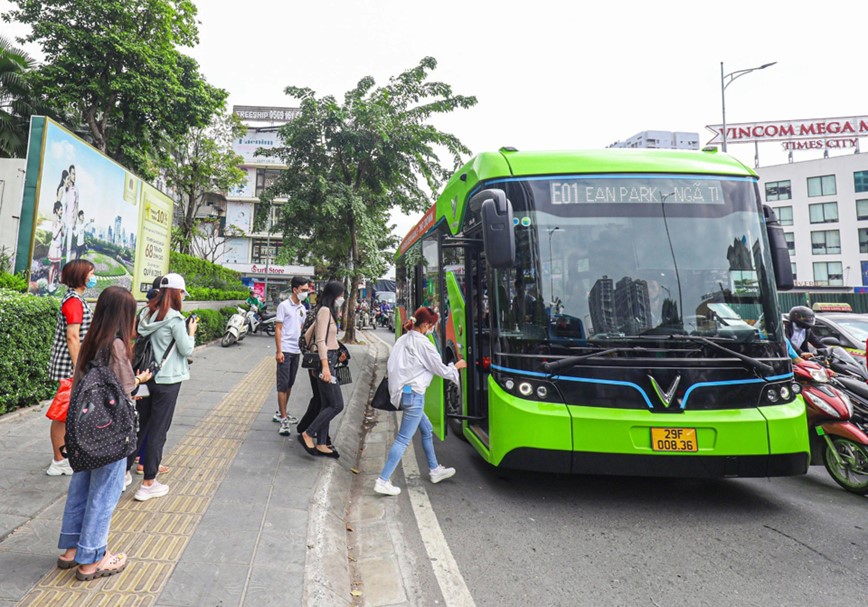 Ha Noi no luc xanh hoa xe buyt - Hinh anh 1