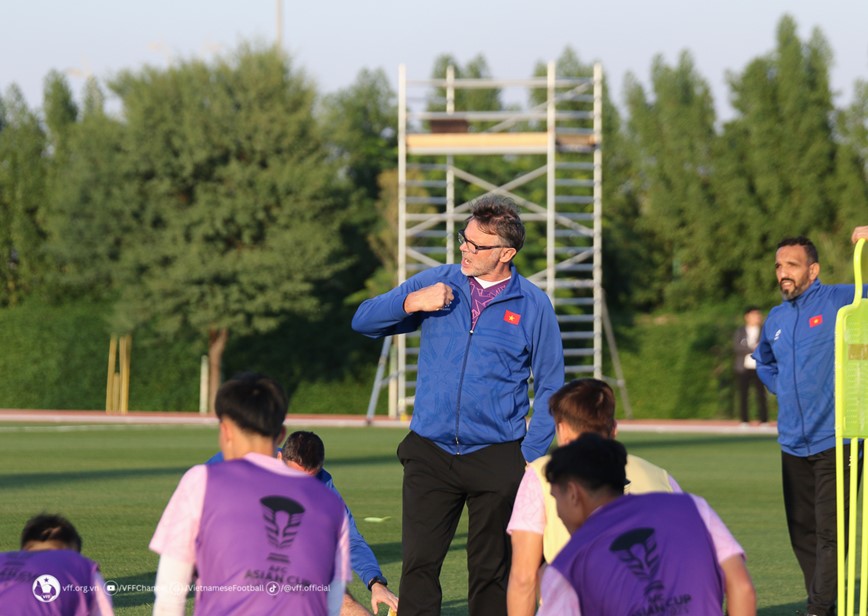 HLV Philippe Troussier chot danh sach 26 cau thu du VCK Asian Cup 2023 - Hinh anh 1