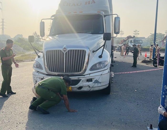 Tai nan giao thong moi nhat hom nay (17/1/2024): Hai cong nhan bi xe container can tu vong tren duong di lam - Hinh anh 1