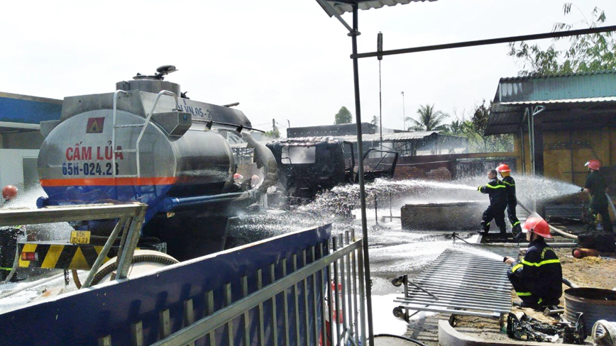 Tai nan giao thong moi nhat hom nay (17/1/2024): Hai cong nhan bi xe container can tu vong tren duong di lam - Hinh anh 2