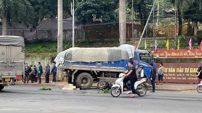 Tai nan giao thong moi nhat hom nay (21/1/2024): Di bo qua duong, nguoi dan ong bi xe may tong tu vong - Hinh anh 4