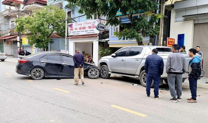 Tai nan giao thong moi nhat hom nay (23/1/2024): Nguoi dan ong bi tai nan tu vong khi dung noi chuyen giua duong - Hinh anh 2