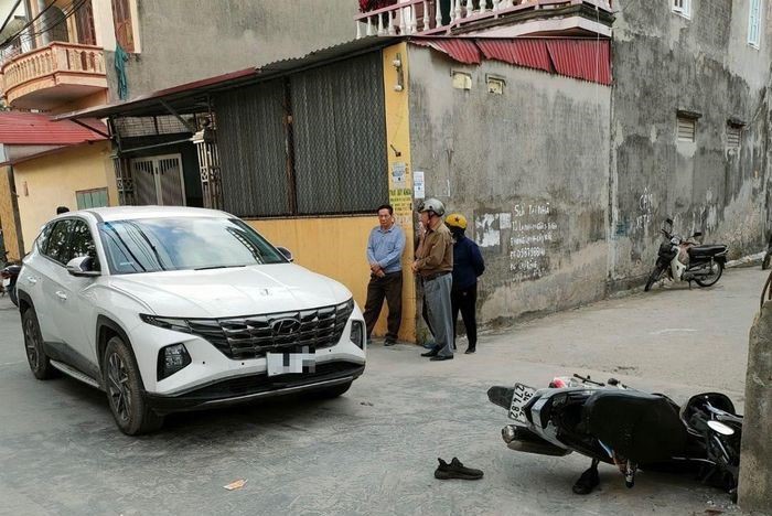 Tai nan giao thong moi nhat hom nay (23/1/2024): Nguoi dan ong bi tai nan tu vong khi dung noi chuyen giua duong - Hinh anh 3