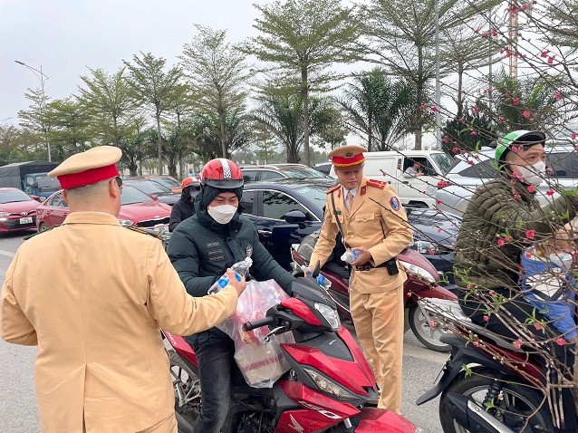 Luu y nguoi dan bao dam an toan giao thong khi quay tro lai thanh pho sau ky nghi Tet - Hinh anh 1