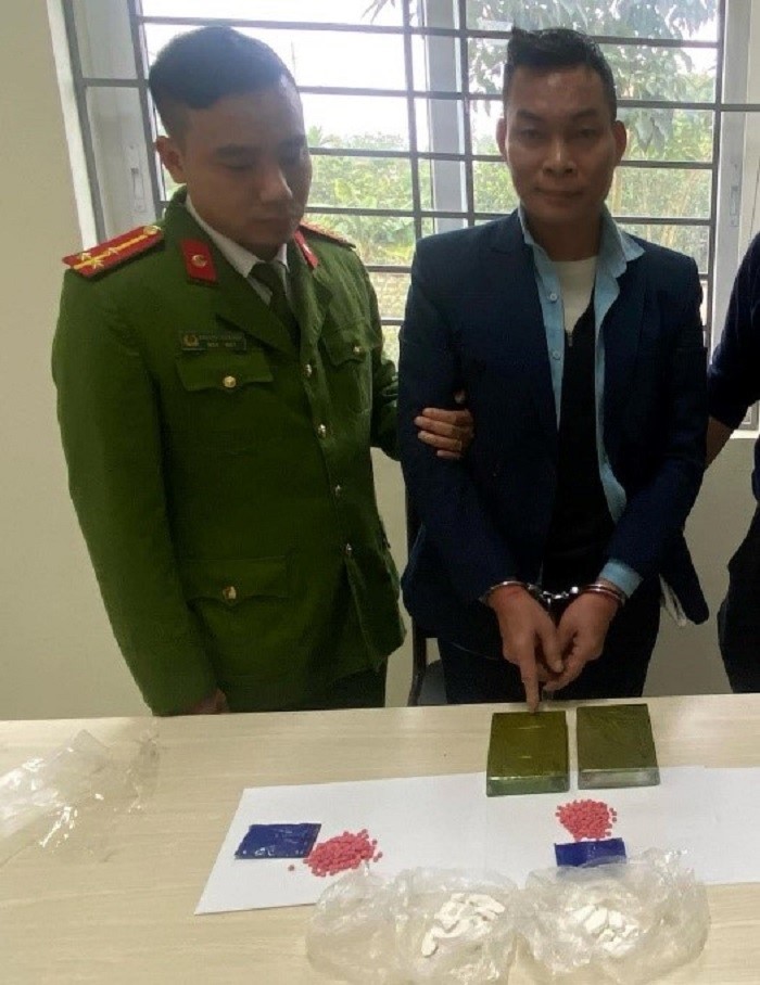 Bat giu doi tuong van chuyen 2 banh Heroin trong dip Tet Nguyen dan - Hinh anh 1