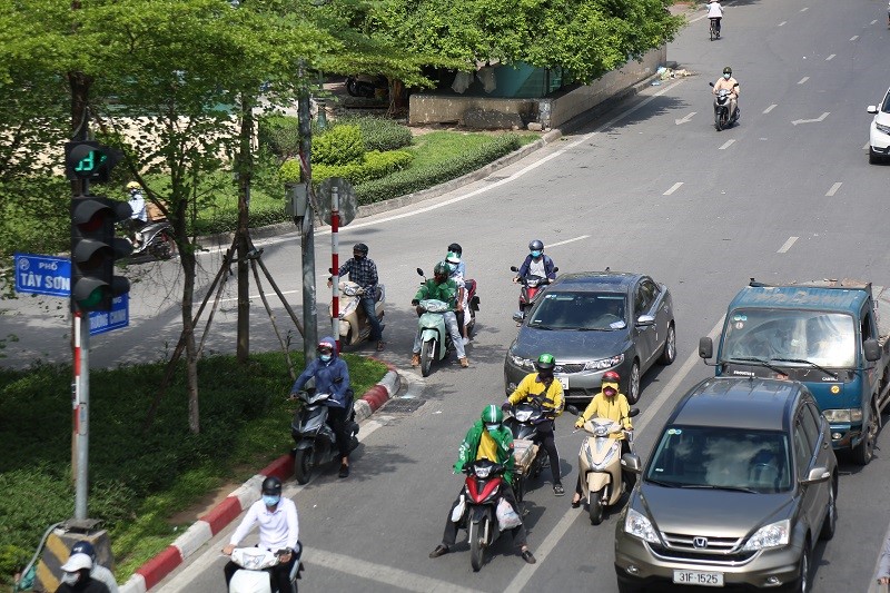 Bat chap nguy hiem, nguoi dan nup bong ram cho den do - Hinh anh 10