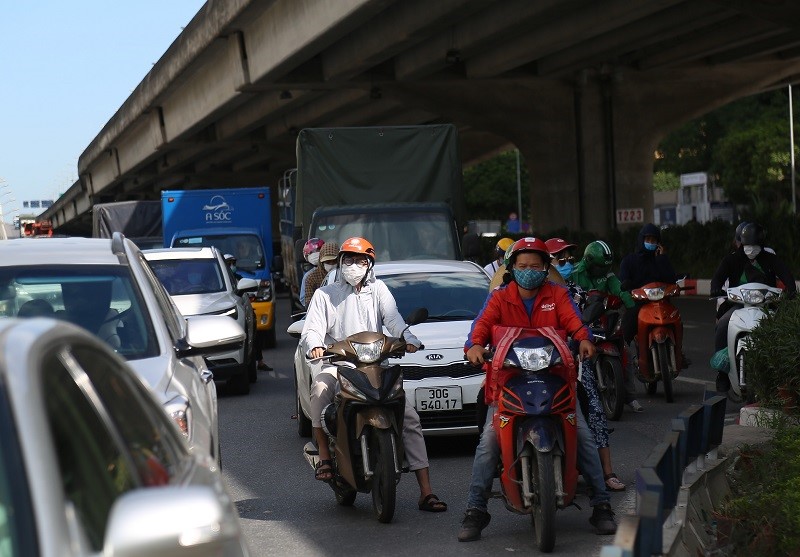 Bat chap nguy hiem, nguoi dan nup bong ram cho den do - Hinh anh 5