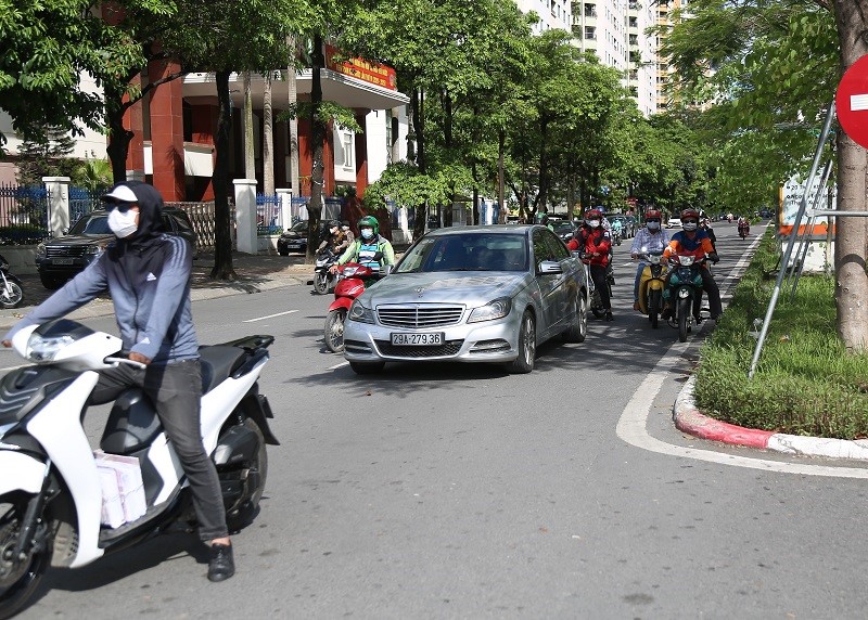 Bat chap nguy hiem, nguoi dan nup bong ram cho den do - Hinh anh 3