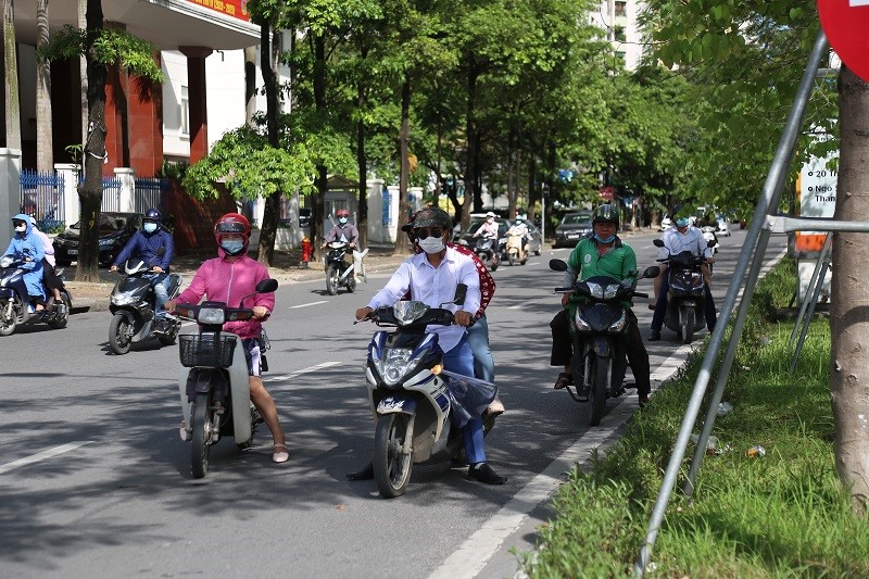 Bat chap nguy hiem, nguoi dan nup bong ram cho den do - Hinh anh 8