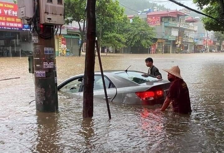 Pho cung nhu song, giao thong o Lao Cai te liet - Hinh anh 4