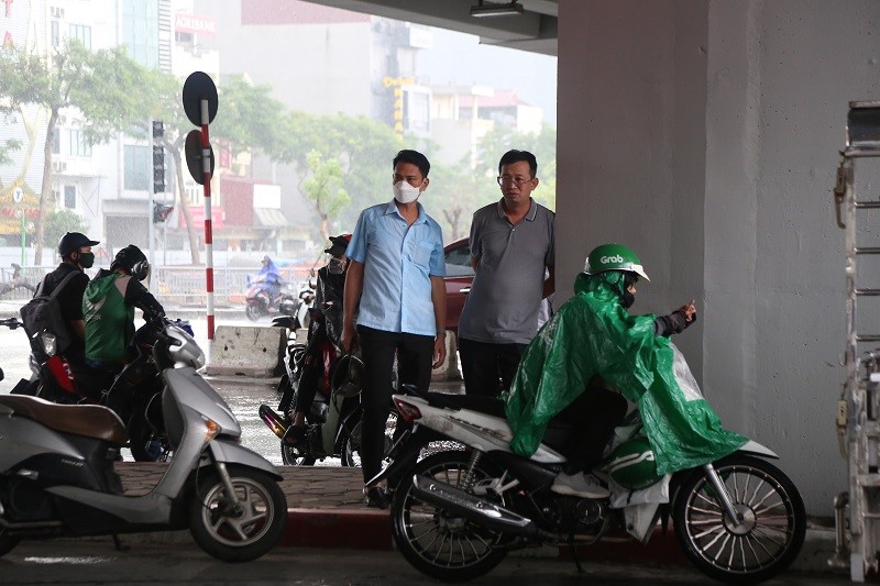 Mua lon xoi xa, nguoi dan chen chuc duoi gam cau  - Hinh anh 9