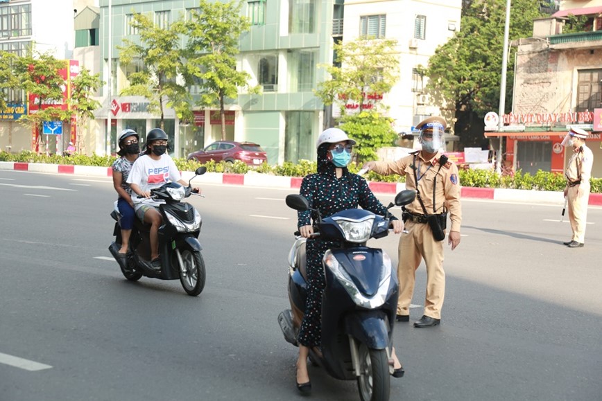 Cong an TP Ha Noi lap chot kiem soat nguoi ra vao vung do - Hinh anh 8