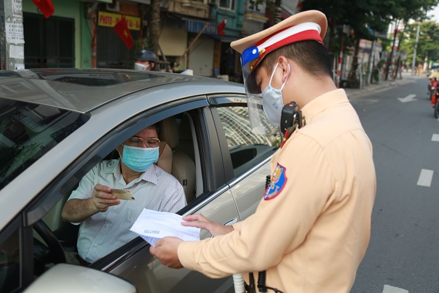 Cong an TP Ha Noi lap chot kiem soat nguoi ra vao vung do - Hinh anh 4