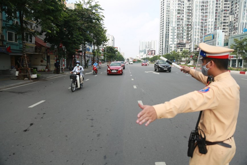 Cong an TP Ha Noi lap chot kiem soat nguoi ra vao vung do - Hinh anh 3