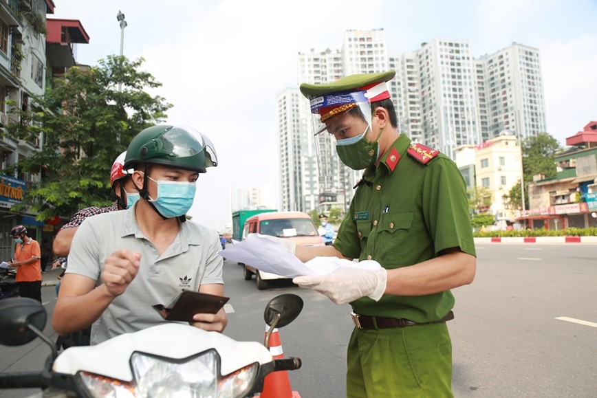 Cong an TP Ha Noi lap chot kiem soat nguoi ra vao vung do - Hinh anh 12