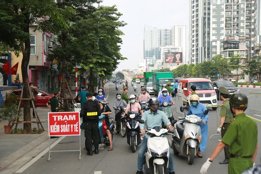 Cong an TP Ha Noi lap chot kiem soat nguoi ra vao vung do - Hinh anh 5