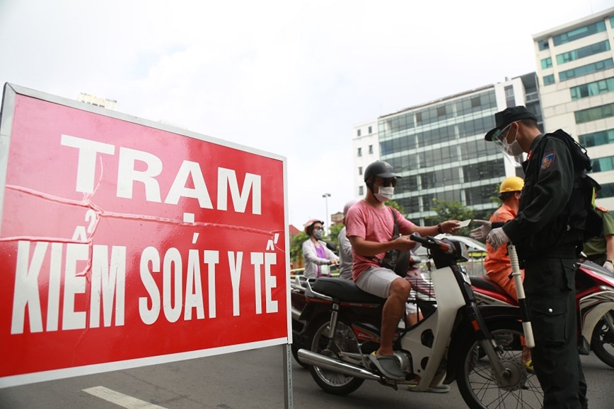 Cong an TP Ha Noi lap chot kiem soat nguoi ra vao vung do - Hinh anh 2