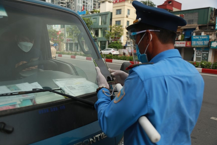 Cong an TP Ha Noi lap chot kiem soat nguoi ra vao vung do - Hinh anh 6