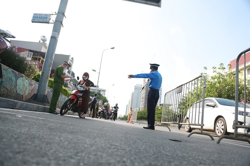 Cong an TP Ha Noi lap chot kiem soat nguoi ra vao vung do - Hinh anh 11