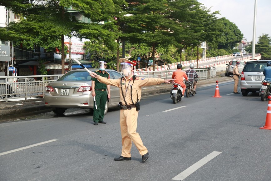 Cong an TP Ha Noi lap chot kiem soat nguoi ra vao vung do - Hinh anh 10