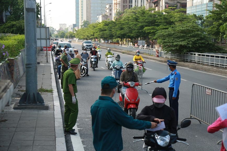 Cong an TP Ha Noi lap chot kiem soat nguoi ra vao vung do - Hinh anh 1