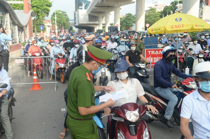 Ngay dau Ha Noi thuc hien bien phap phong, chong dich theo phuong an moi - Hinh anh 8