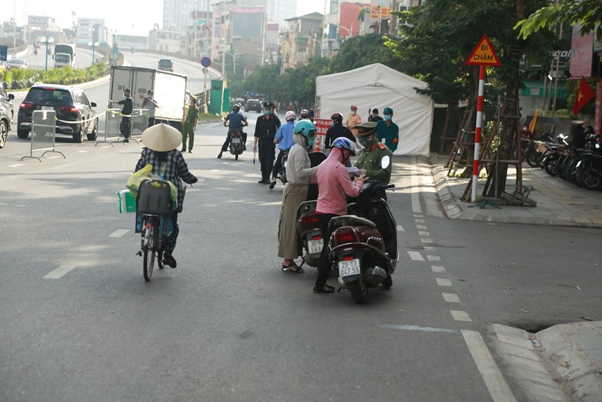 Giao thong Ha Noi ngay 6/9: Buoi sang un tac cuc bo mot so diem, buoi chieu da thong thoang - Hinh anh 8