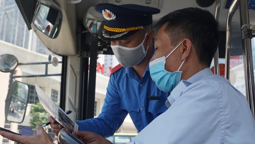 Ha Noi don doc viec lap camera tren o to - Hinh anh 1