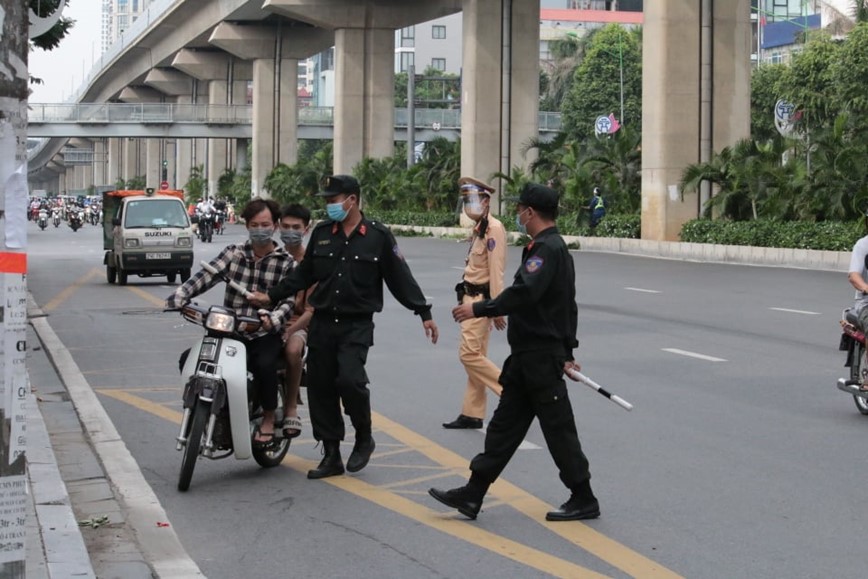 Ha Noi: Nguoi dan can nang cao y thuc de bao ve thanh qua chong dich - Hinh anh 3