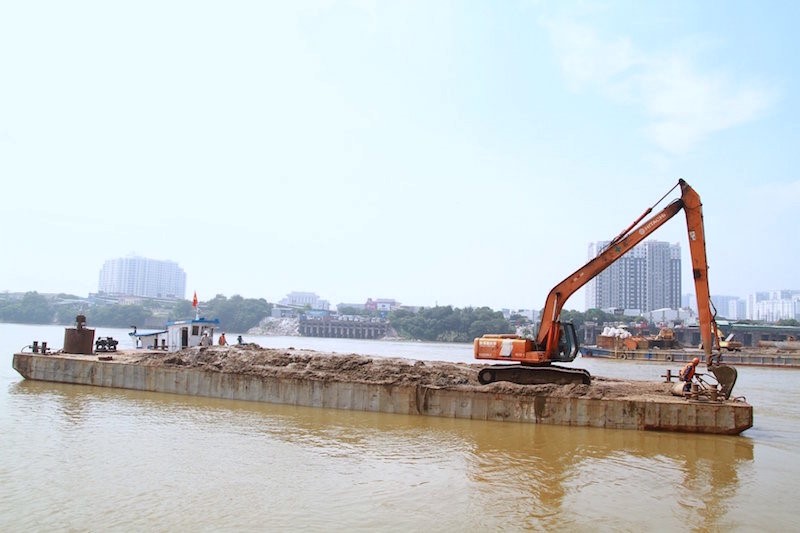 Du an cau Vinh Tuy giai doan 2: Bon day chuyen ngay dem khoan coc nhoi tren song Hong - Hinh anh 4