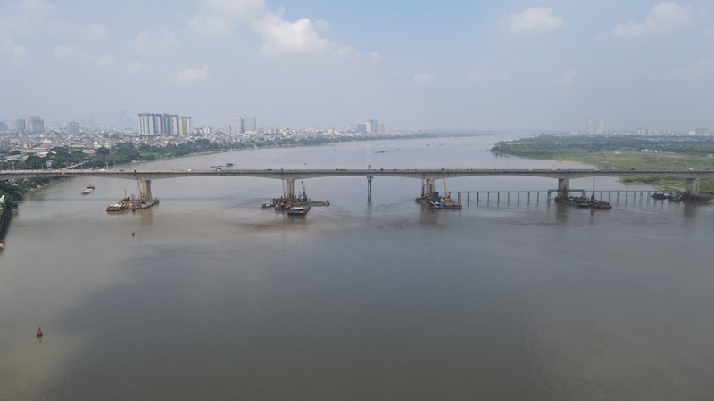 Du an cau Vinh Tuy giai doan 2: Bon day chuyen ngay dem khoan coc nhoi tren song Hong - Hinh anh 10