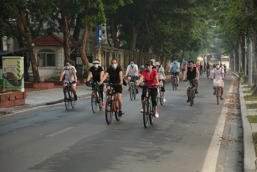 Nguoi dan Ha Noi ra duong tu mo sang de tap the duc - Hinh anh 1