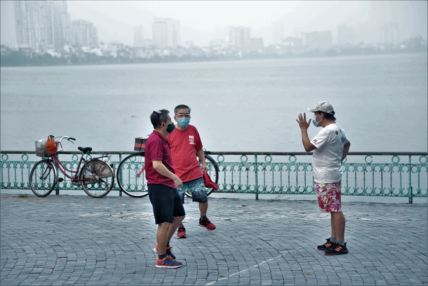 Nguoi dan Ha Noi ra duong tu mo sang de tap the duc - Hinh anh 4