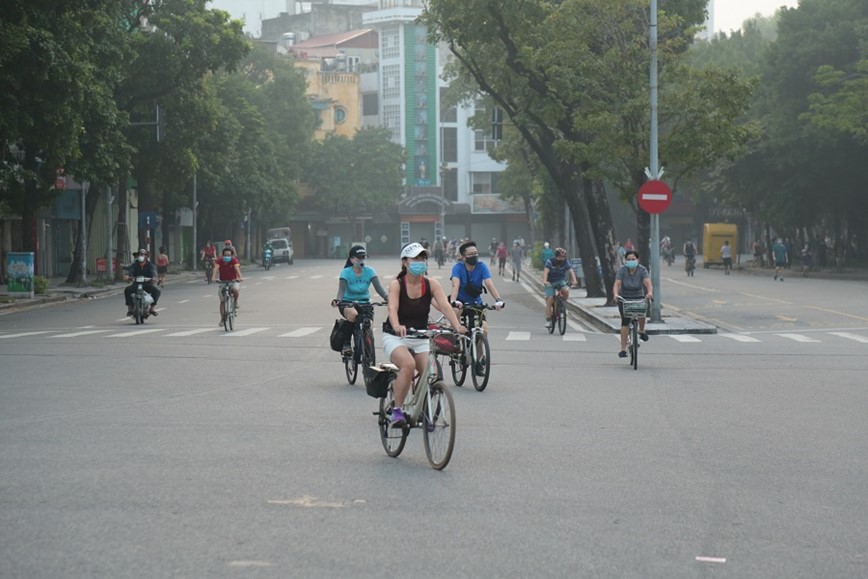 Nguoi dan Ha Noi ra duong tu mo sang de tap the duc - Hinh anh 10