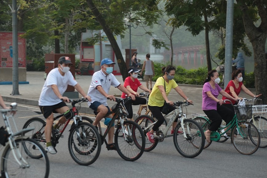 Nguoi dan Ha Noi ra duong tu mo sang de tap the duc - Hinh anh 9