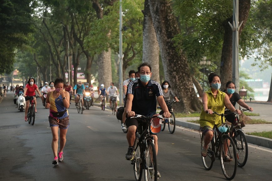 Nguoi dan Ha Noi ra duong tu mo sang de tap the duc - Hinh anh 8