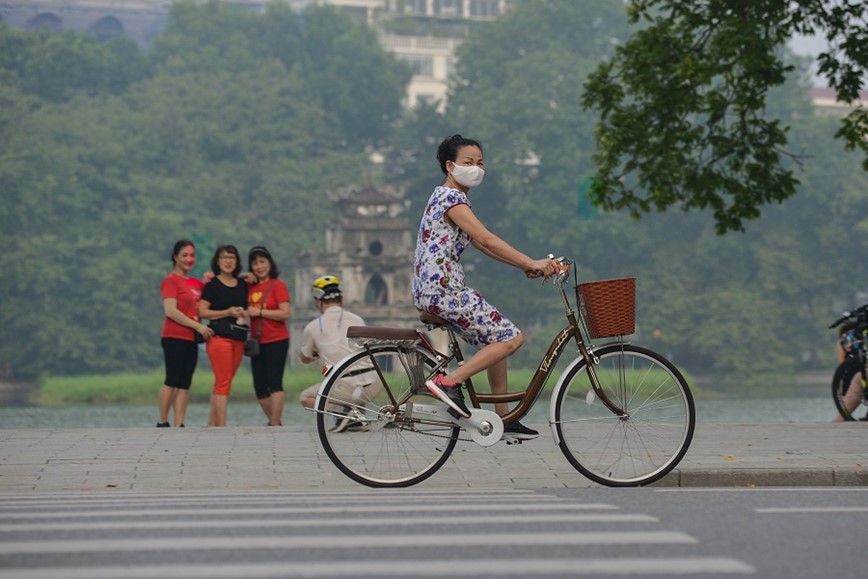 Nguoi dan Ha Noi ra duong tu mo sang de tap the duc - Hinh anh 15