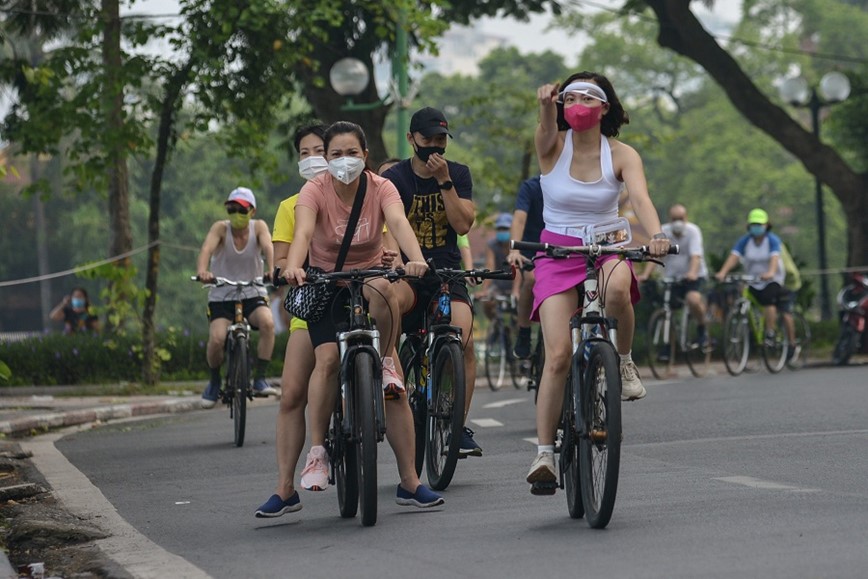 Nguoi dan Ha Noi ra duong tu mo sang de tap the duc - Hinh anh 13