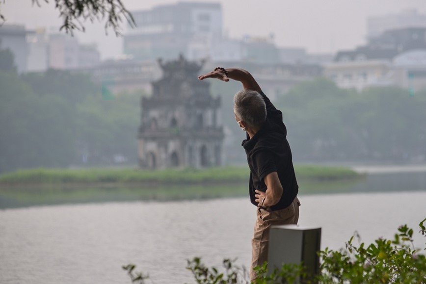 Nguoi dan Ha Noi ra duong tu mo sang de tap the duc - Hinh anh 14