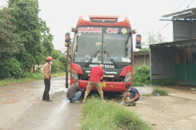 Thieu nien 16 tuoi lai xe khach di cat giau - Hinh anh 1