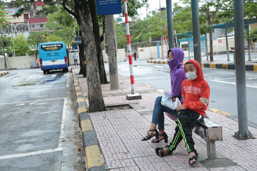 Xe buyt vang lang ngay dau hoat dong tro lai - Hinh anh 8