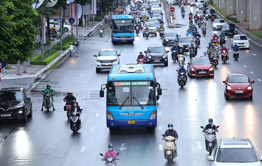 Xe buyt vang lang ngay dau hoat dong tro lai - Hinh anh 3