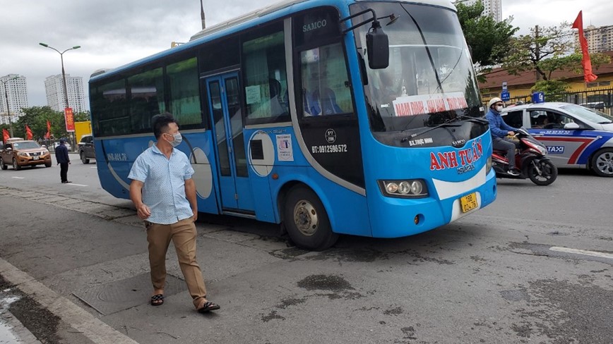 Ha Noi: Xe khach tap nap don tra khach ngoai duong - Hinh anh 3