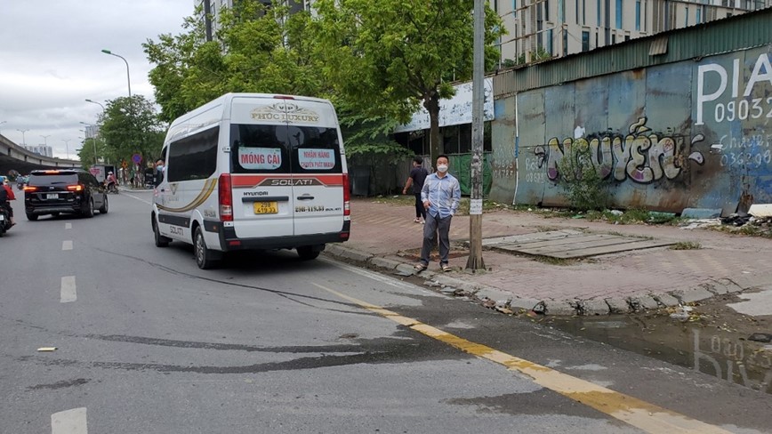 Ha Noi: Xe khach tap nap don tra khach ngoai duong - Hinh anh 4