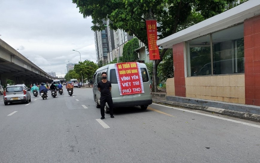 Ha Noi: Xe khach tap nap don tra khach ngoai duong - Hinh anh 1